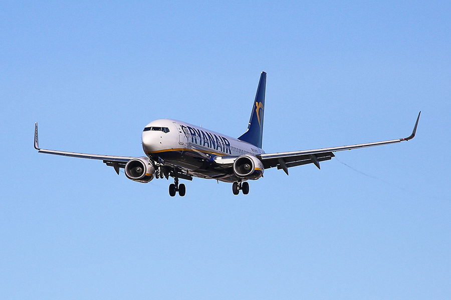 Авиакомпания Ryanair - посадка Боинга-737-800