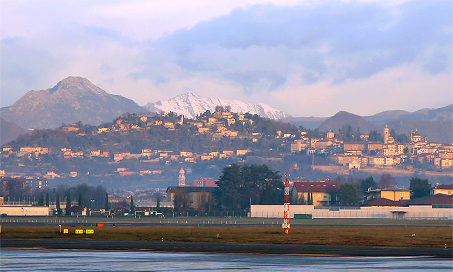 Вид на город Бергамо из аэропорта